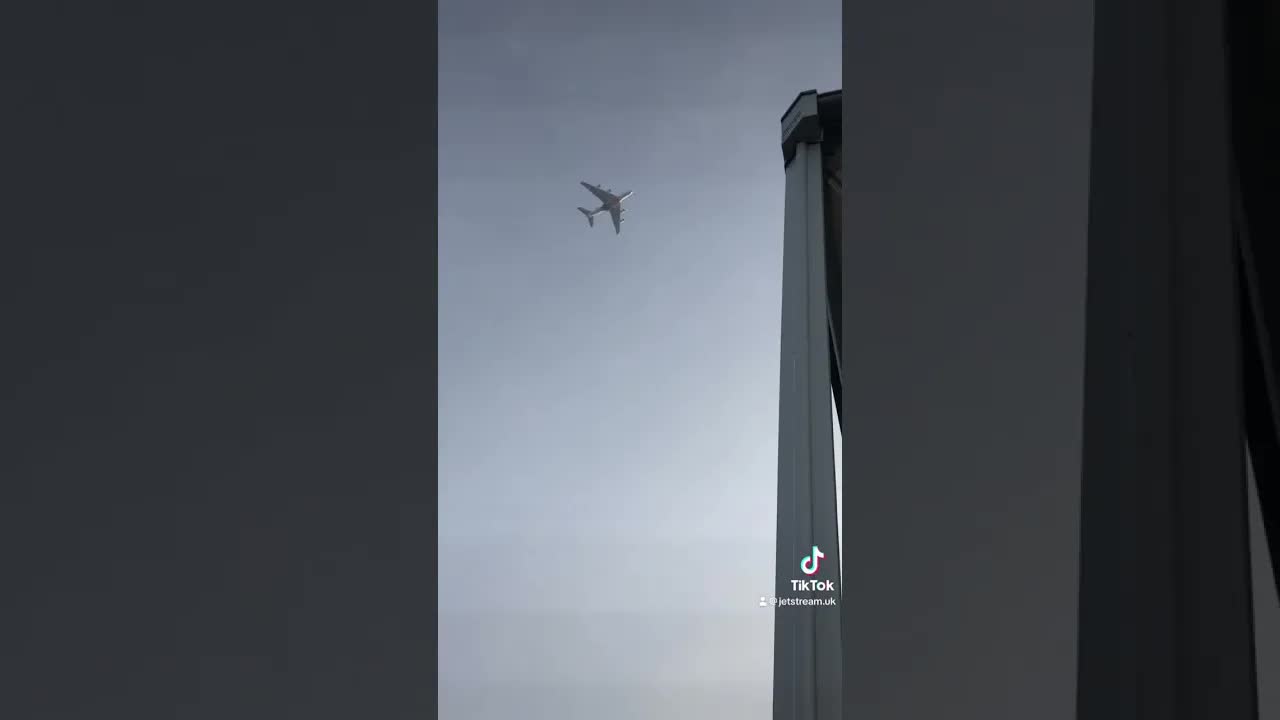 Stop the job ,there is an Airbus A380 flying over plane spotting in work #avaition #airbus #heathrow