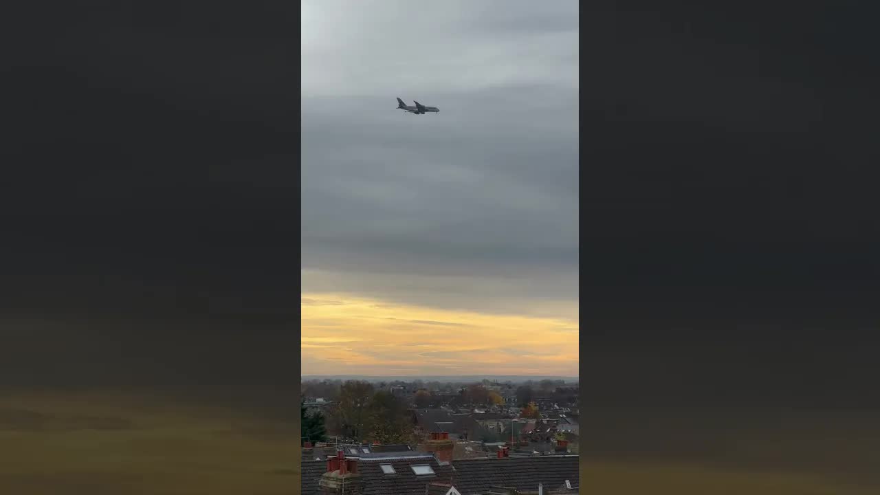 PLANE SPOTTING IN WORK TWO A380 Etihad & Qantas the only joy being a roofer in london #planespotting