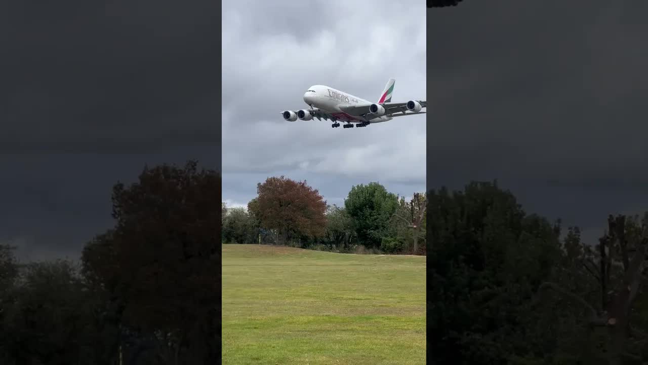 The largest commercial jet in the world 🌏, Airbus A380 #airbuslovers #heathrowairport