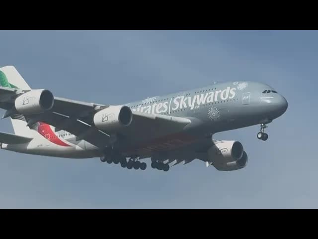 Emirates A380 Landing EXTREMELY Close at Heathrow (Myrtle Avenue)