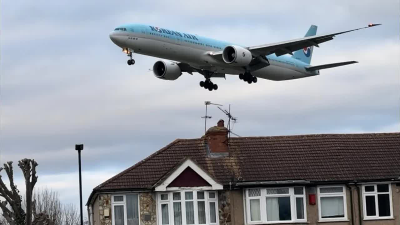 Boeing’s best plane the 777 . London heathrow landing .