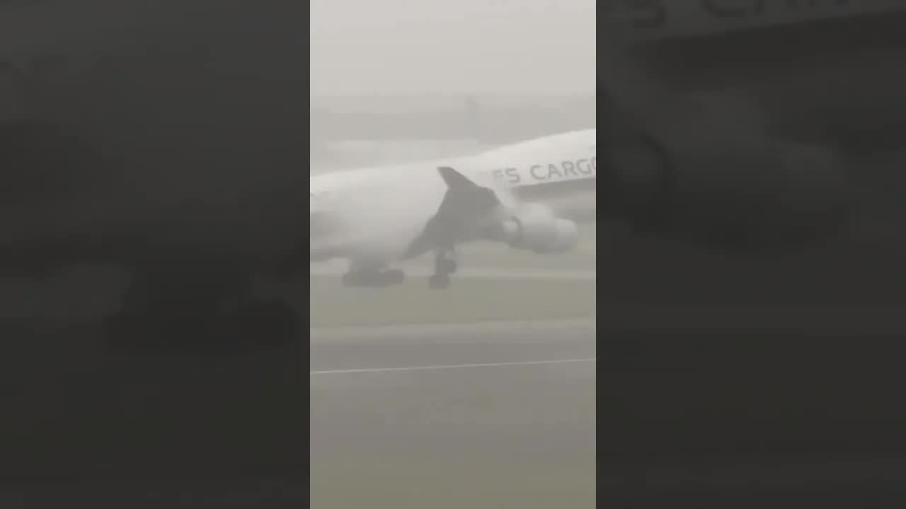 Boeing 747 Landing in rainy London