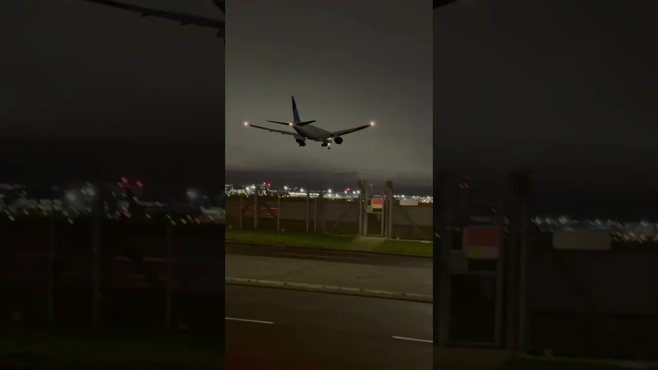 nighttime shot of United Airlines Boeing777 #avaition #planespotting