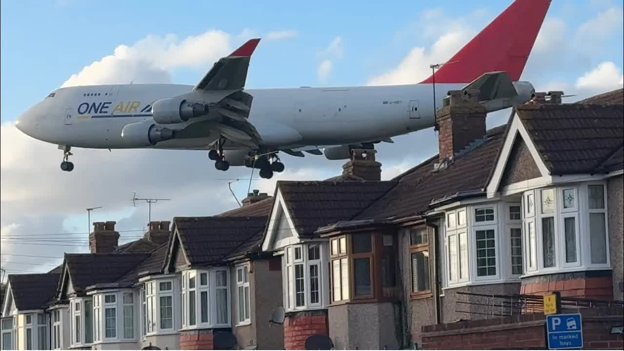 747 / A380’s Huge Planes Soaring 40 foot above house’s 🏠 ✈️ Boeing 747/ B777 . Airbus A380/ A350