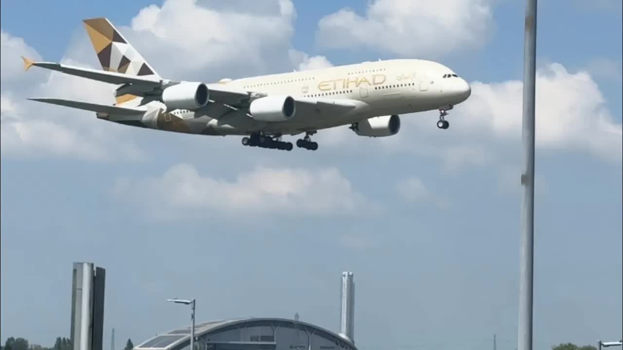 Heavy arrivals in to London Heathrow RW09L
