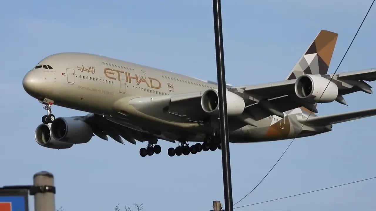 Britains favorite plane spotting location , Myrtle Avenue LONDON 🇬🇧Super Low ✈️