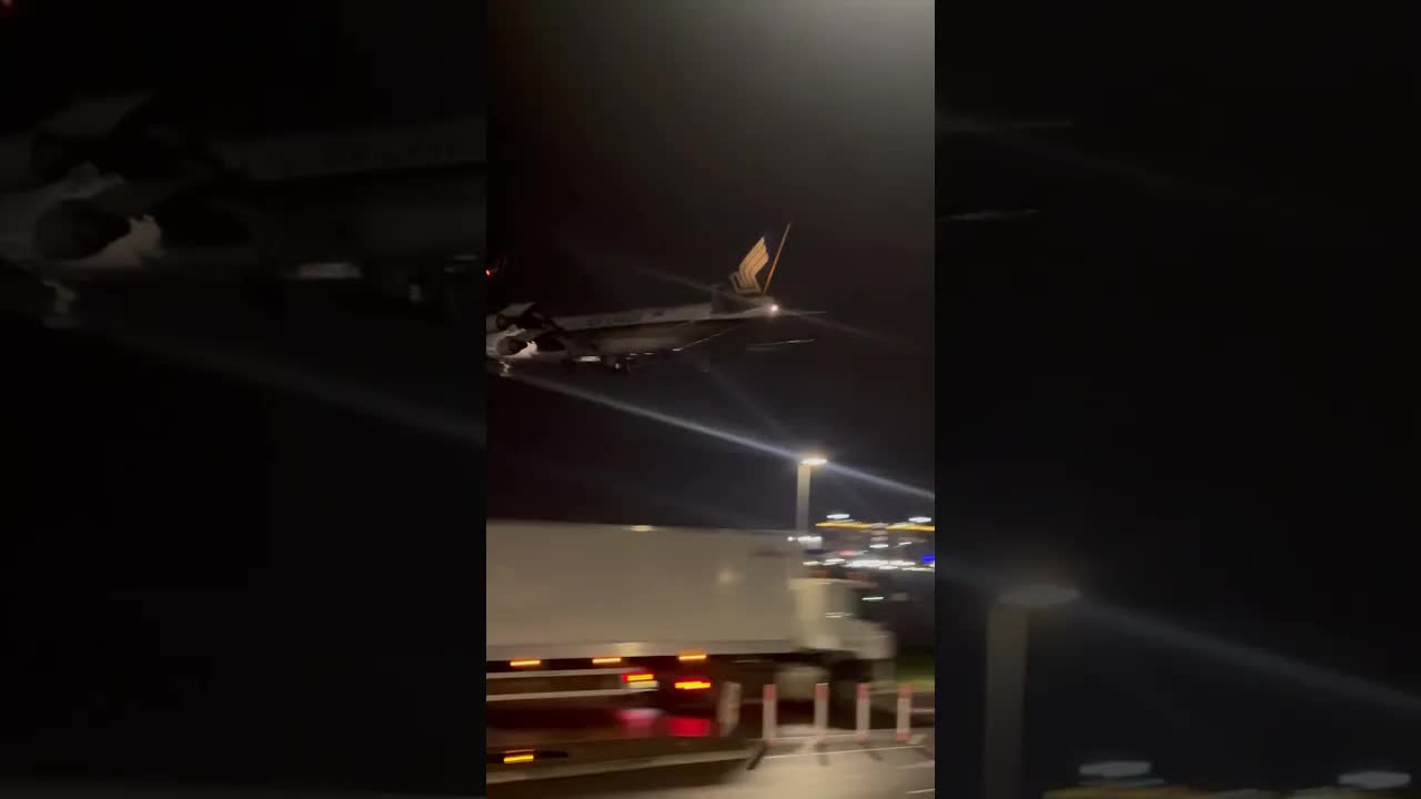 THE BOEING 747 singapore airline cargo #avaition #747 #landing