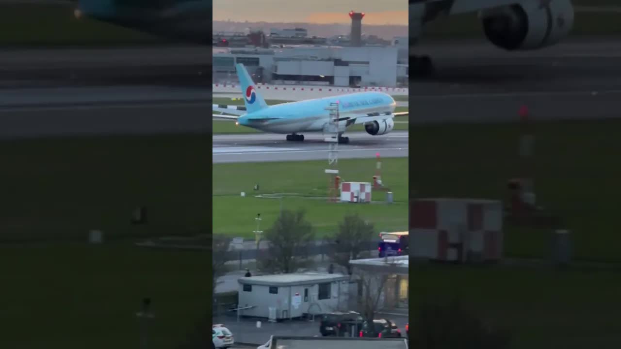Korean airlines Boeing 777 landing and A320 taken off #avaition #planespotting #heathrow