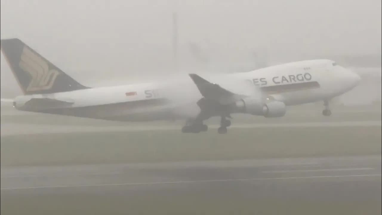 “Jumbo Jets Battling Heavy Rain: Landing in Stormy Weather” London heathrow