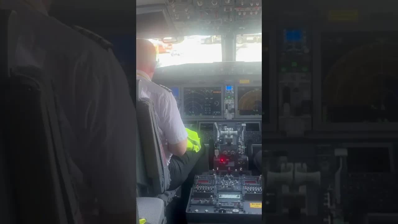COCKPIT ON THE BOEING 737 MAX #avaition #planespotting #shorts