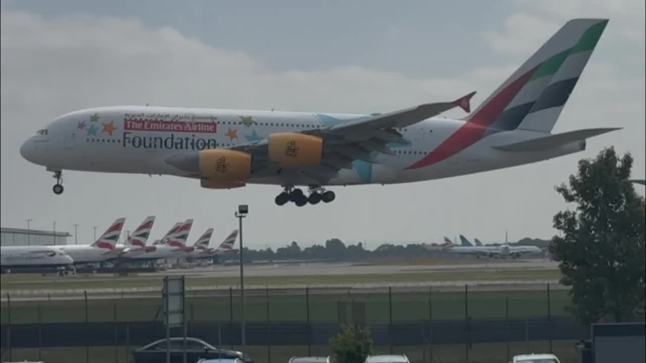 Thistle Hotel view London Heathrow, heavy Planes