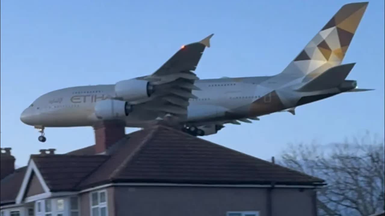 London Heathrow 🇬🇧 arrivals and departures