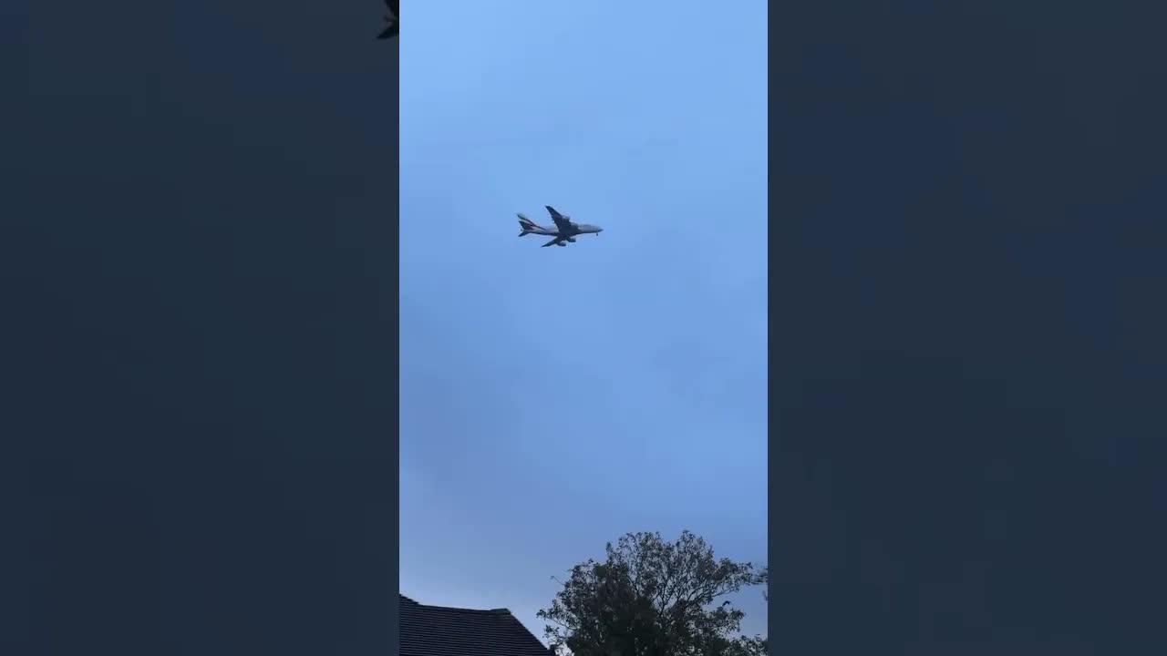 EMIRATES A380 LOOKS LIKE ITS NOT MOVING IN THE SKY #avaition #shorts #london