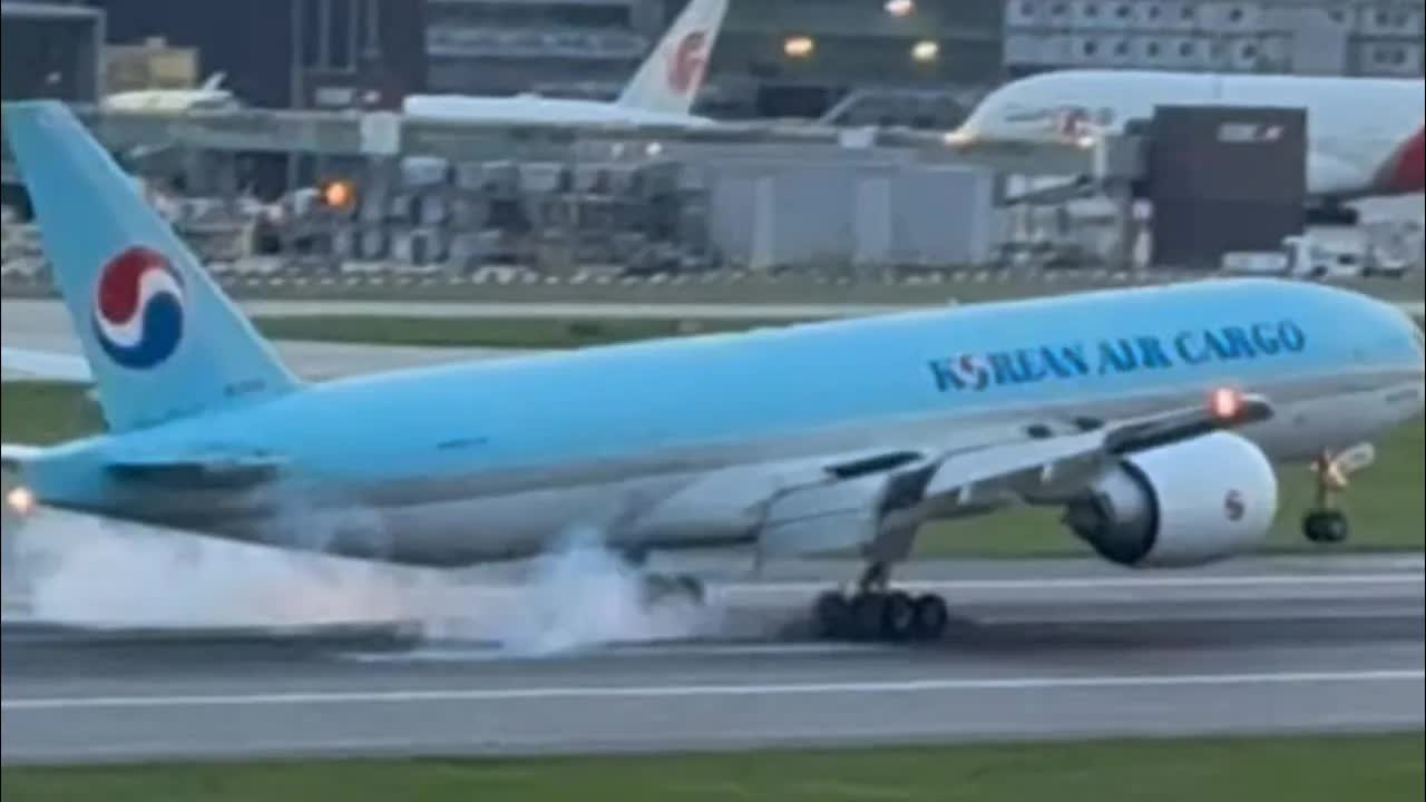 Boeing 777s and the 787s landing , which is the best plane out of the 2 of them.