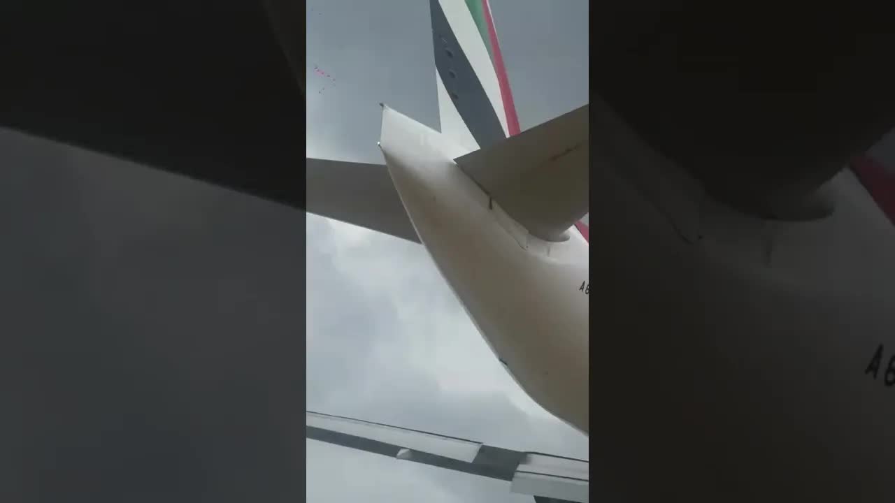Emirates, Beach landing Boeing 777 🛬 #thailand #avaition #planespotter
