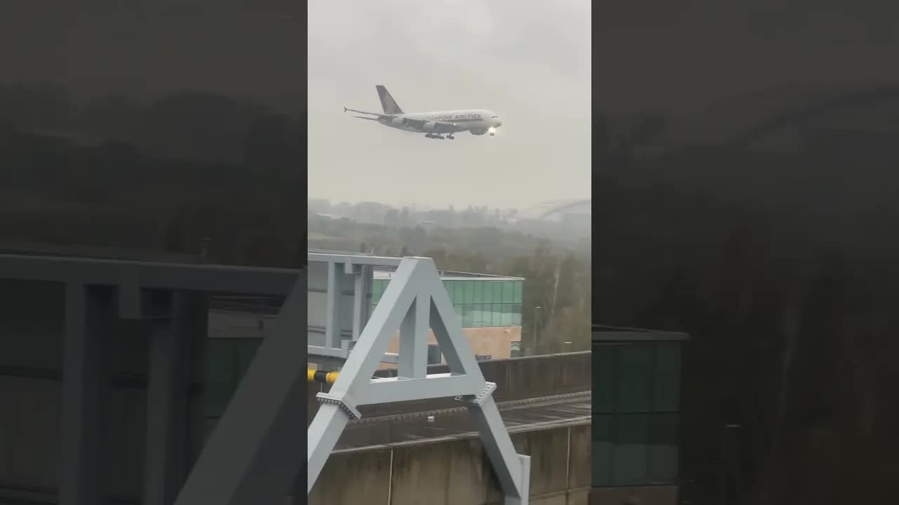 Singapore Airbus A380 ✈️🌧️💨#heathrowairport #aviation #planespotting